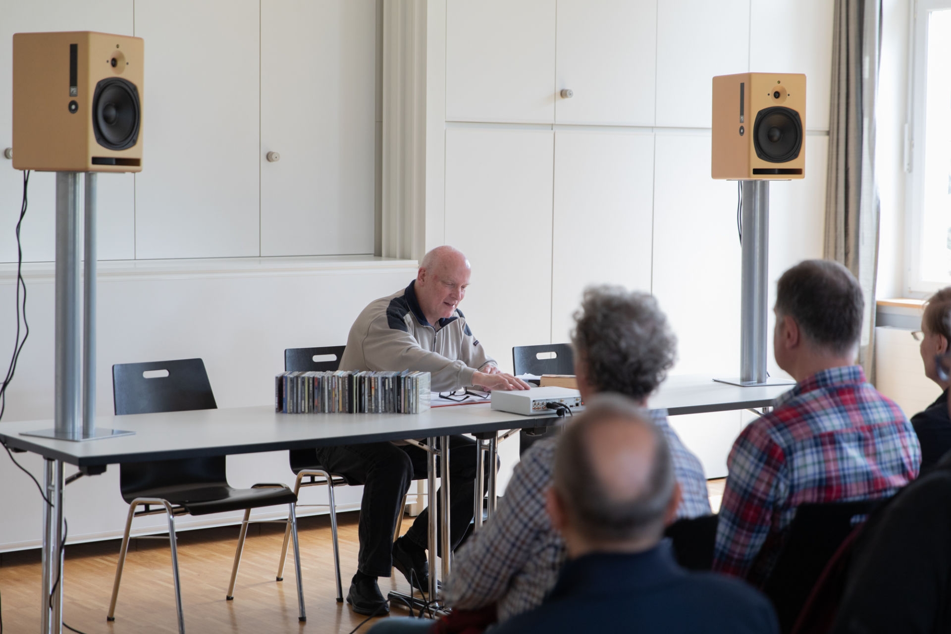 Fachjournalist Lothar Brand führte in seinen Vorträgen durch die Rockgeschichte der 70er. Bild Klangschloss